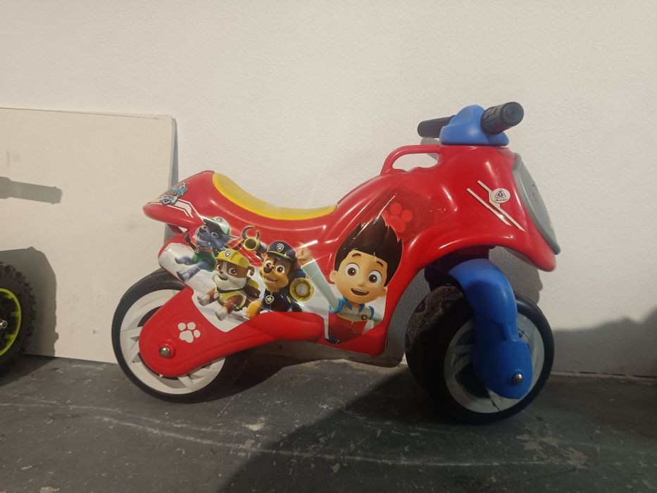 Mota sem pedais patrulha pata