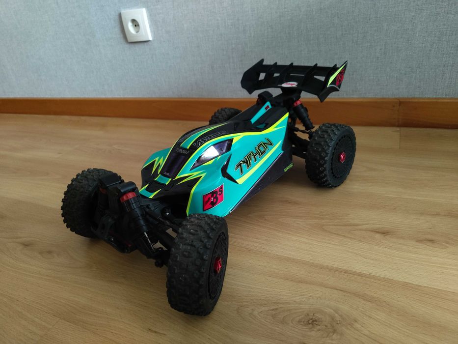 Arrma Typhon blx4x4 223s 1/8 brushless