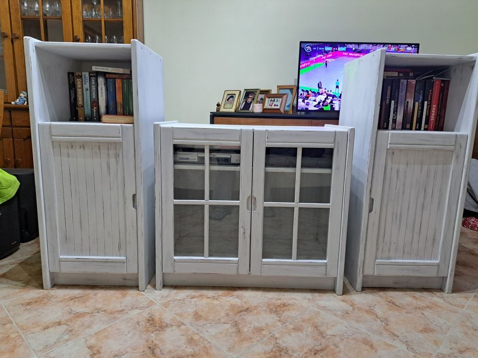 3 móveis em pinho pintados de branco branco