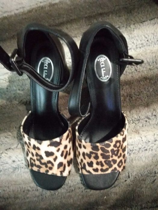 Sandálias de verão novas