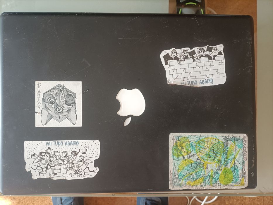 MacBook com bateria inchada.