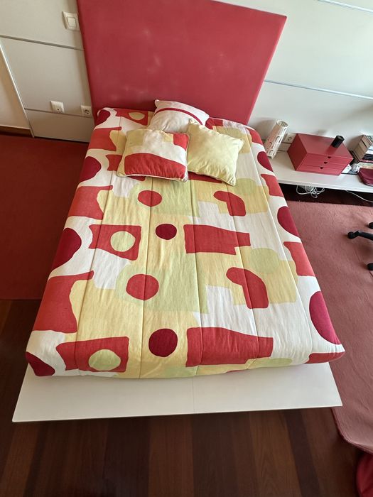 Cama de corpo e meio (base, colchão, cabeceira, colcha e almofadas)