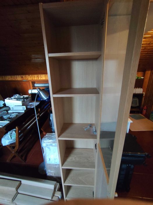 Estante IKEA Billy com porta de vidro