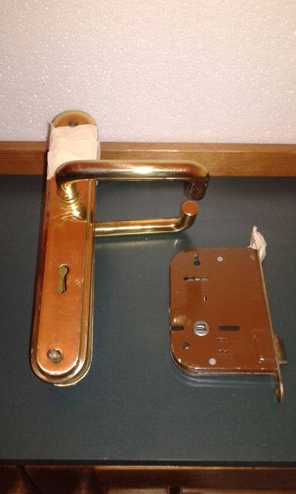 Porta interior e janela64551768833923123