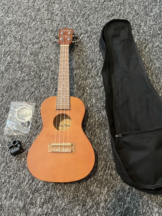 Ukulele koncertowe z akcesoriami Harley Benton