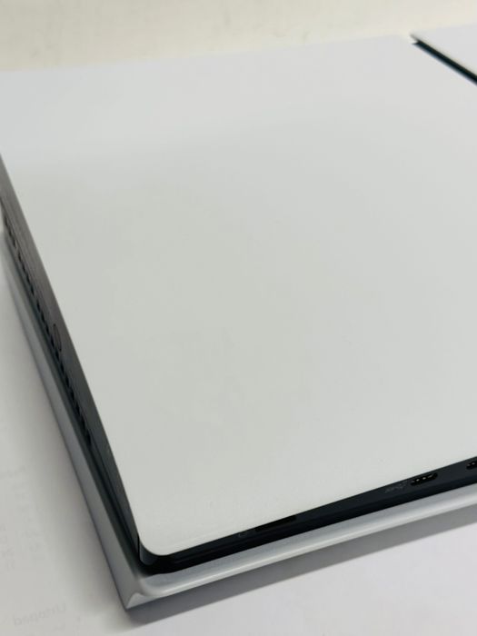 Konsola PlayStation 5 z napędem 1TB + Pad + 2 gry + stacja ładująca