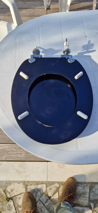 Tampa sanita preta com amortecimento para roca victoria