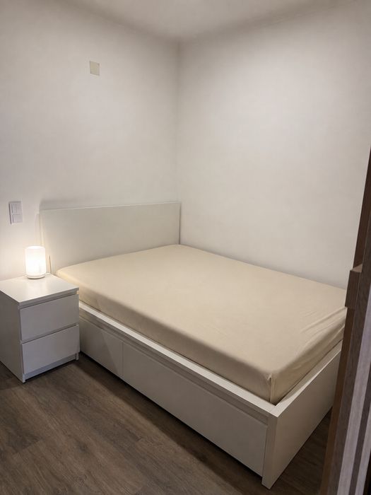 Vendo mesa com 2 cadeiras + sofá + cama
