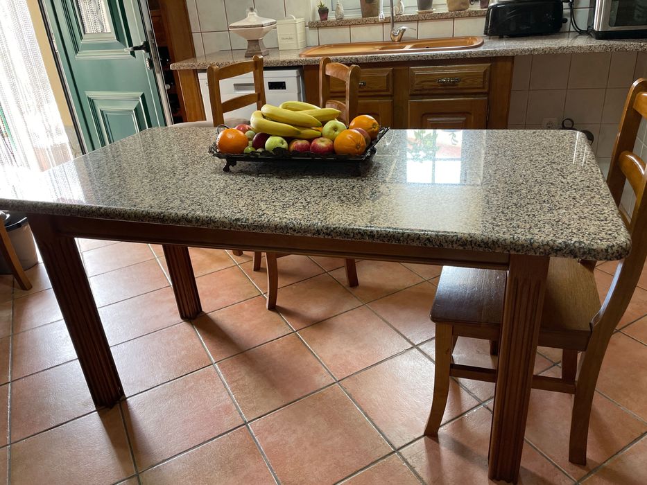 Mesa de cozinha em ótimo estado