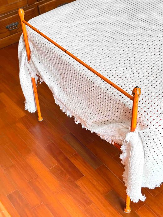 Venda Urgente - CAMA muito Antiga de Ferro maciço + Apoio LAVATÓRIO