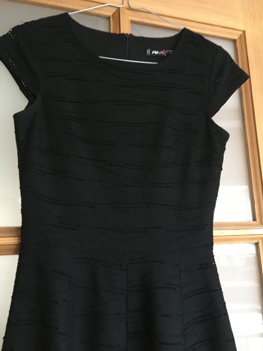 FB Sister czarna z koronki koktajlowa podszewka krótki rekaw XS