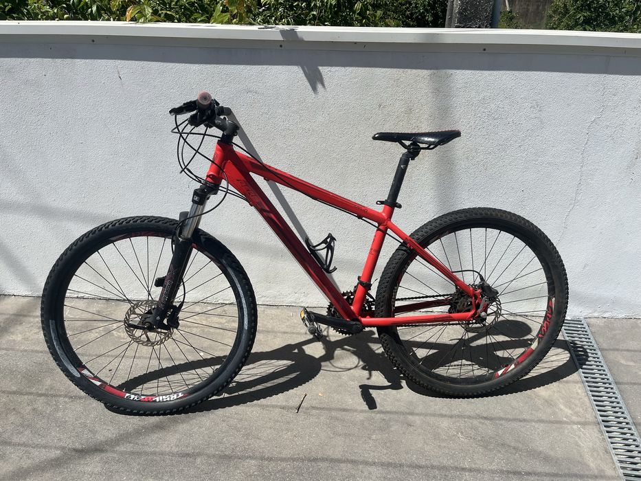 Bicicleta da berg na cor vermelha roda 27.5