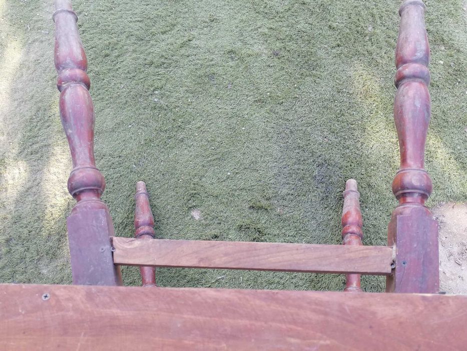 Mesa de madeira em bom estado