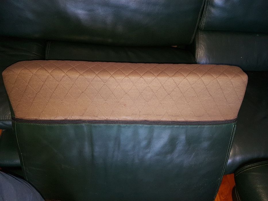 SOFÁ EM PELE (couro original), 1 unidade disponível, em ótimo estado.