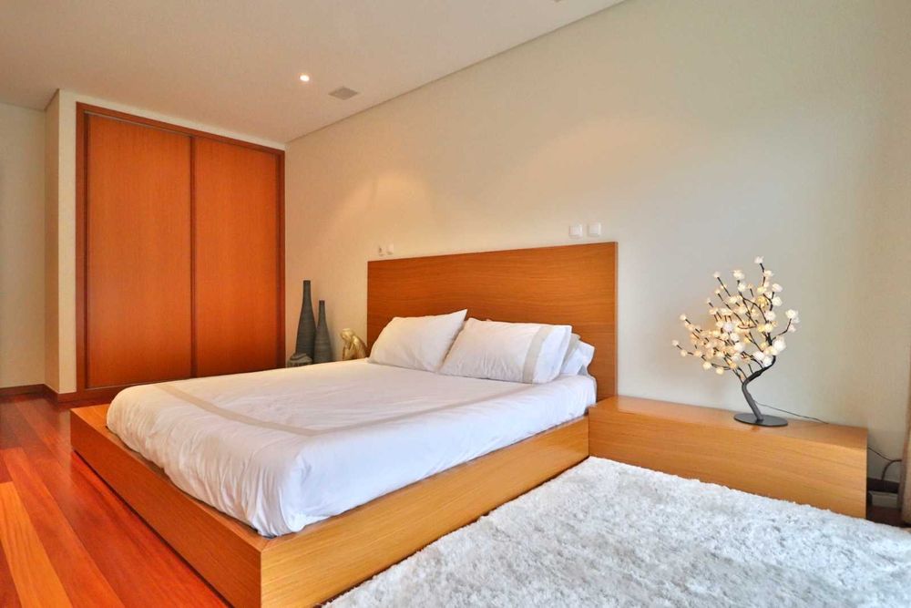 Quarto estilo tatami — cama, mesas integradas e arrumação lateral