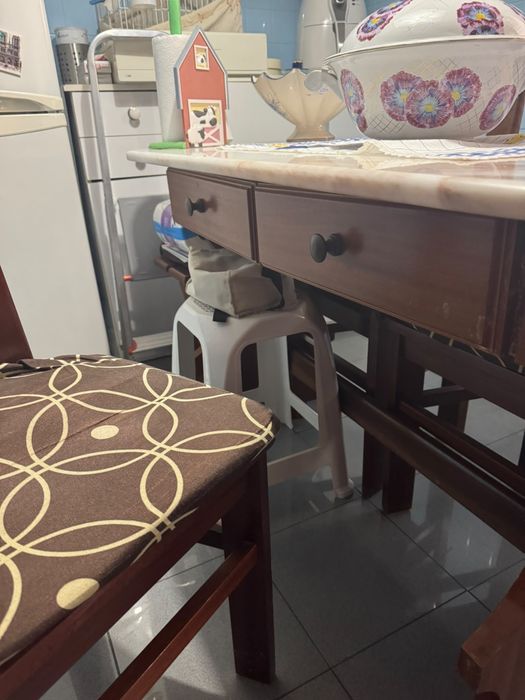 Conjunto Mesa de Cozinha e Cadeiras