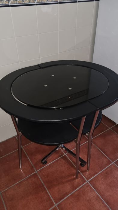 Mesa de cozinha com cadeiras