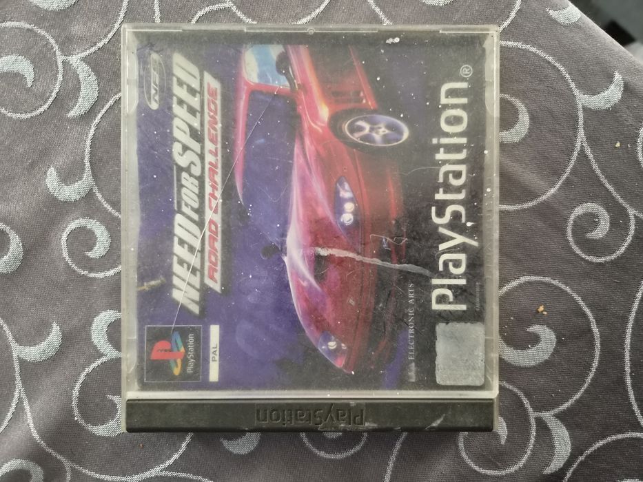 Misto de jogos para PC e ps1 mais consola ps1 com 3 comandos , nao sei se funciona