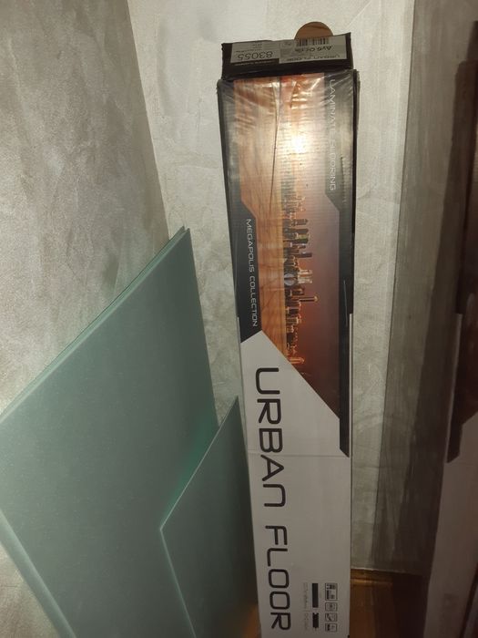 Ламінат, світлий дуб