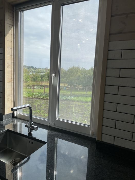 Продаж автономного будинку/двору, в зручній локації з видом на озеро.