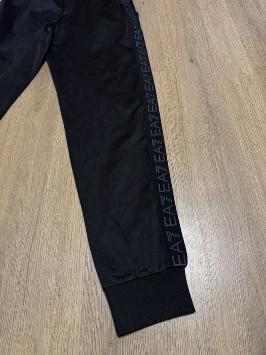 чорні спортивні штани Armani Exchange EA7 з лампасами