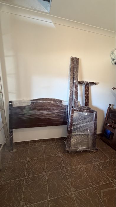 Cama + estrado + espelho + cómoda + 2 mesas de cabeceira