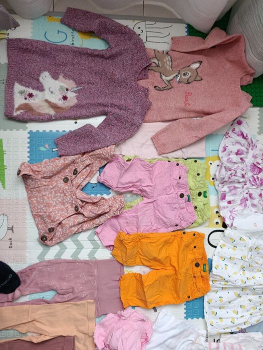 Pack com perto de 100 peças de roupa de menina bebé