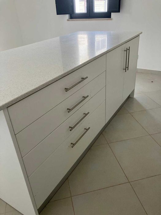 Ilha de Cozinha Moderna em Excelente Estado