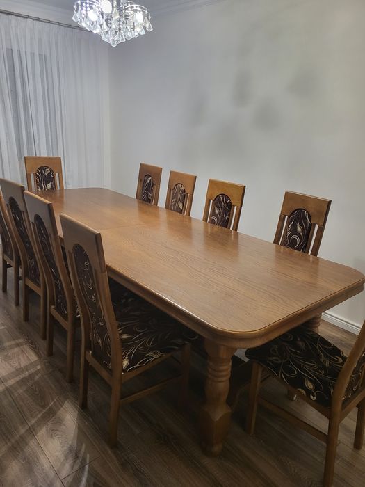 Bardzo duży stół z krzesłami