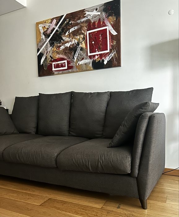 Sofá cinzento da marca Area