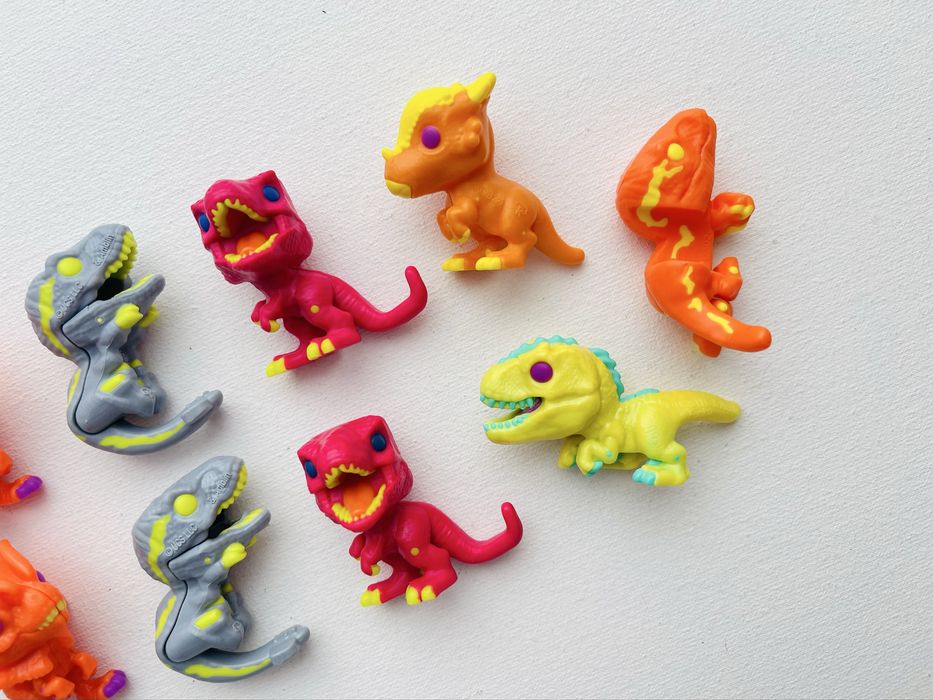 Kinder joy  jurassic world динозаври