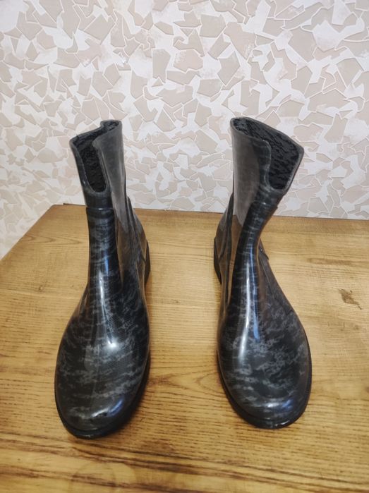 Чоботи короткі силіконові з Італії.