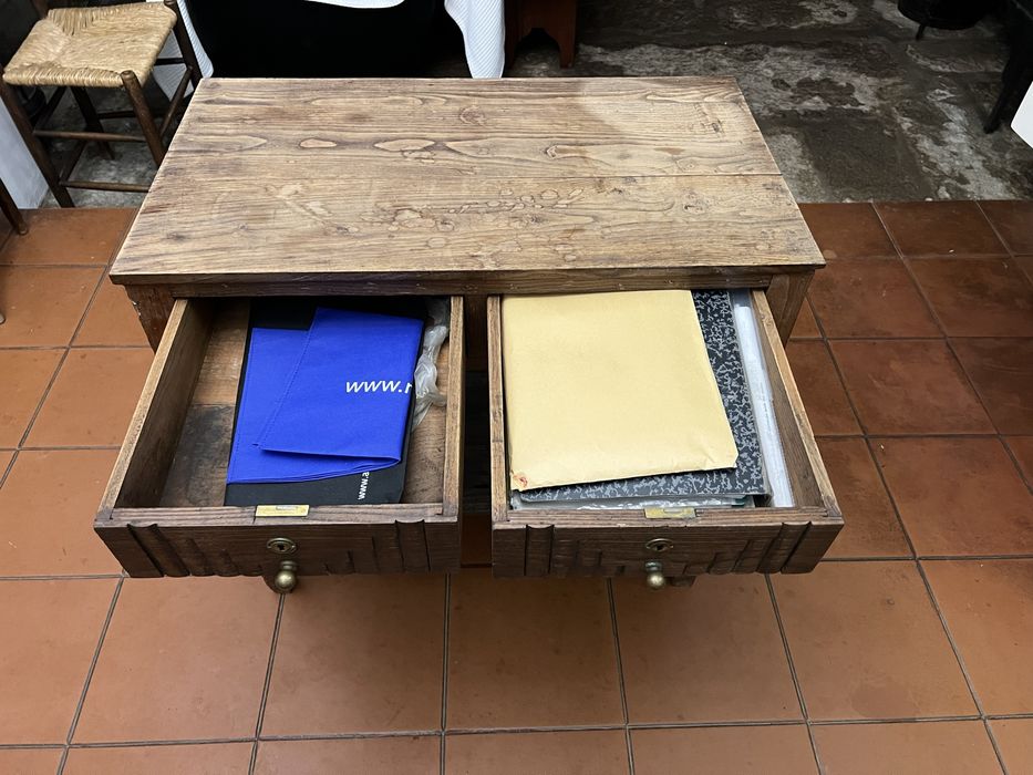 Mesa de apoio com 2 gavetas