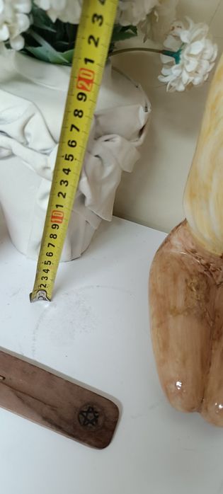 Jarra tamanho pequeno com flores artificiais. Usado