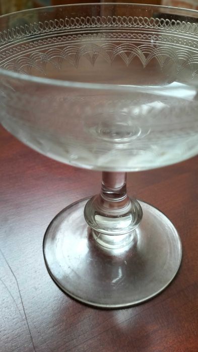 Antiga taça de champanhe em cristal cortada