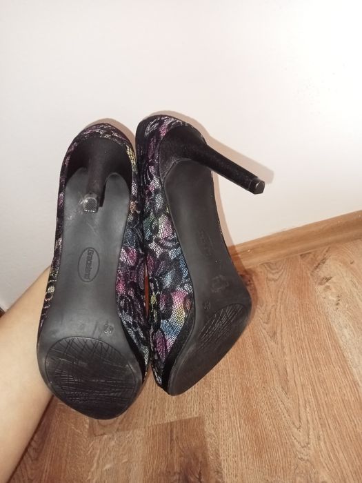 NOWE szpilki damskie z piękną kolorową koronką.