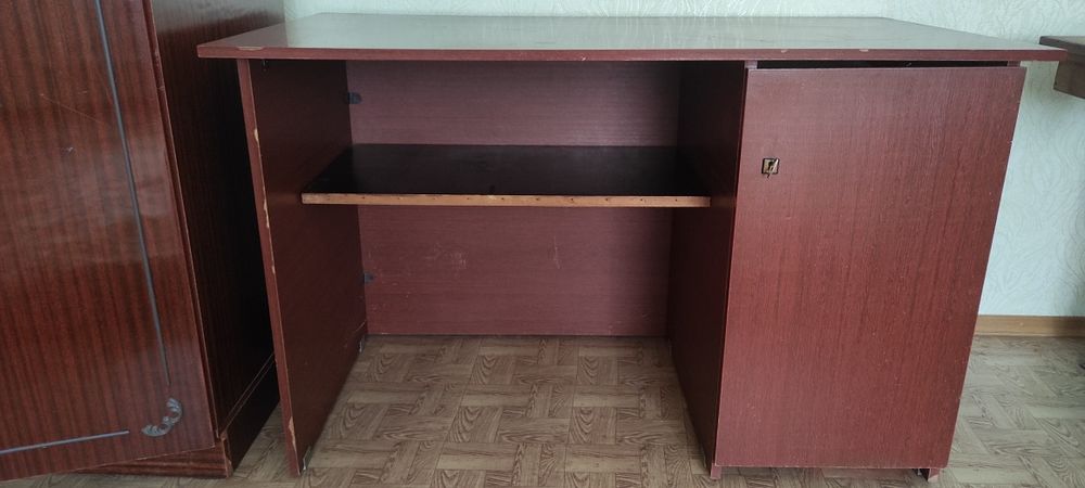 Стол письменный .
