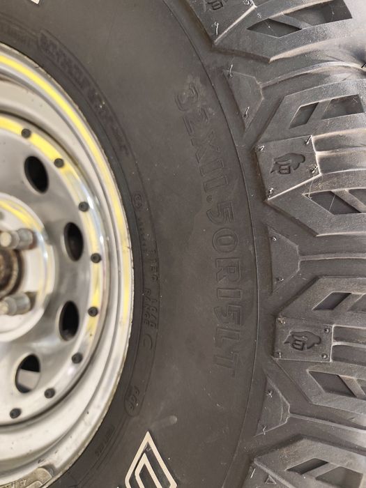 4 pneus e jantes 32/11.5R15 Cooper furação Jeep