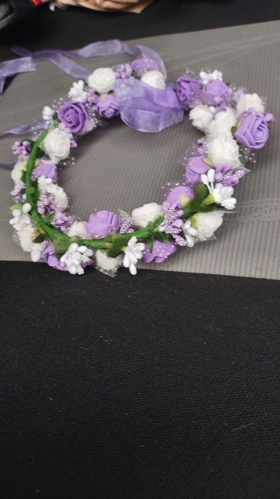 Wianek z kwiatow sztucznuch fioletowy