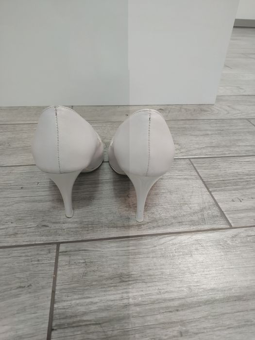 Białe buty na obcasie szpilki ślubne