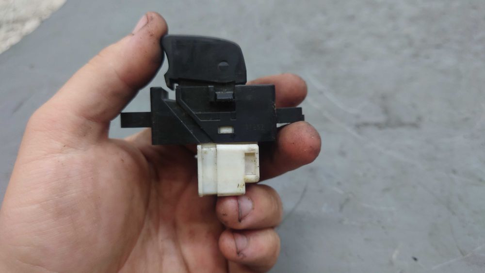 Nissan Almera N16 2 II Przełącznik Szyb Pojedynczy