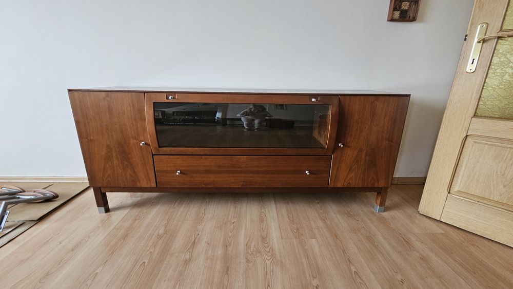 Niski kredens orzech, modernistyczna forma