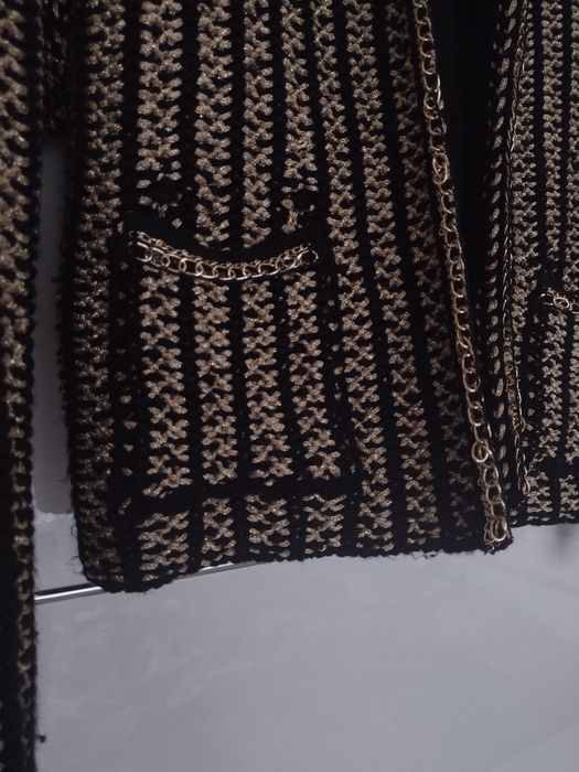 Elegancki kardigan sweter czarny ze złotą nitką Mango