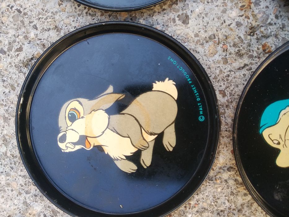 Pratinhos em metal e bonecos antigos da Disney
