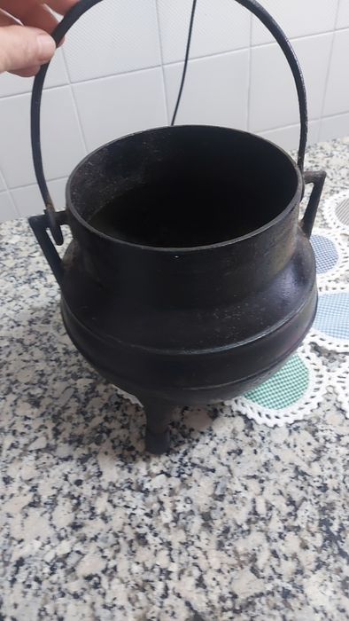 Vendo panela de ferro de 3 pés  de 5 litros sem tampa