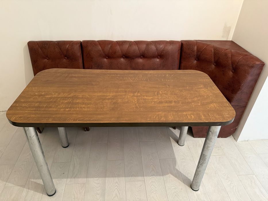 Куточок і коричневий стіл