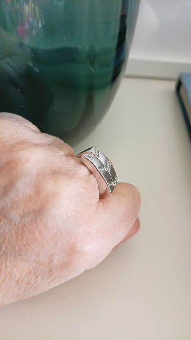 Anel de prata com contraste.