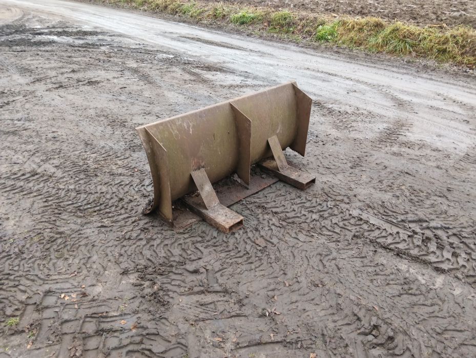 Pług - spych śnieżny na widły ( łyżka na paleciak do remontu )