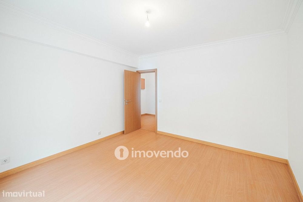 Apartamento T3, com terraço e arrecadação, em Mem Martins