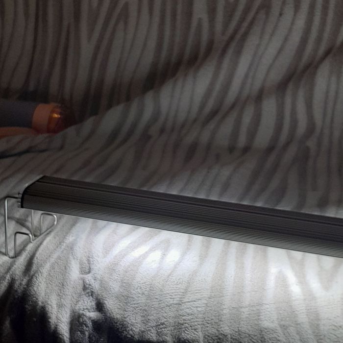 Продам світильник в акваріум дуже яскраво  підійде на акваріум до 70л